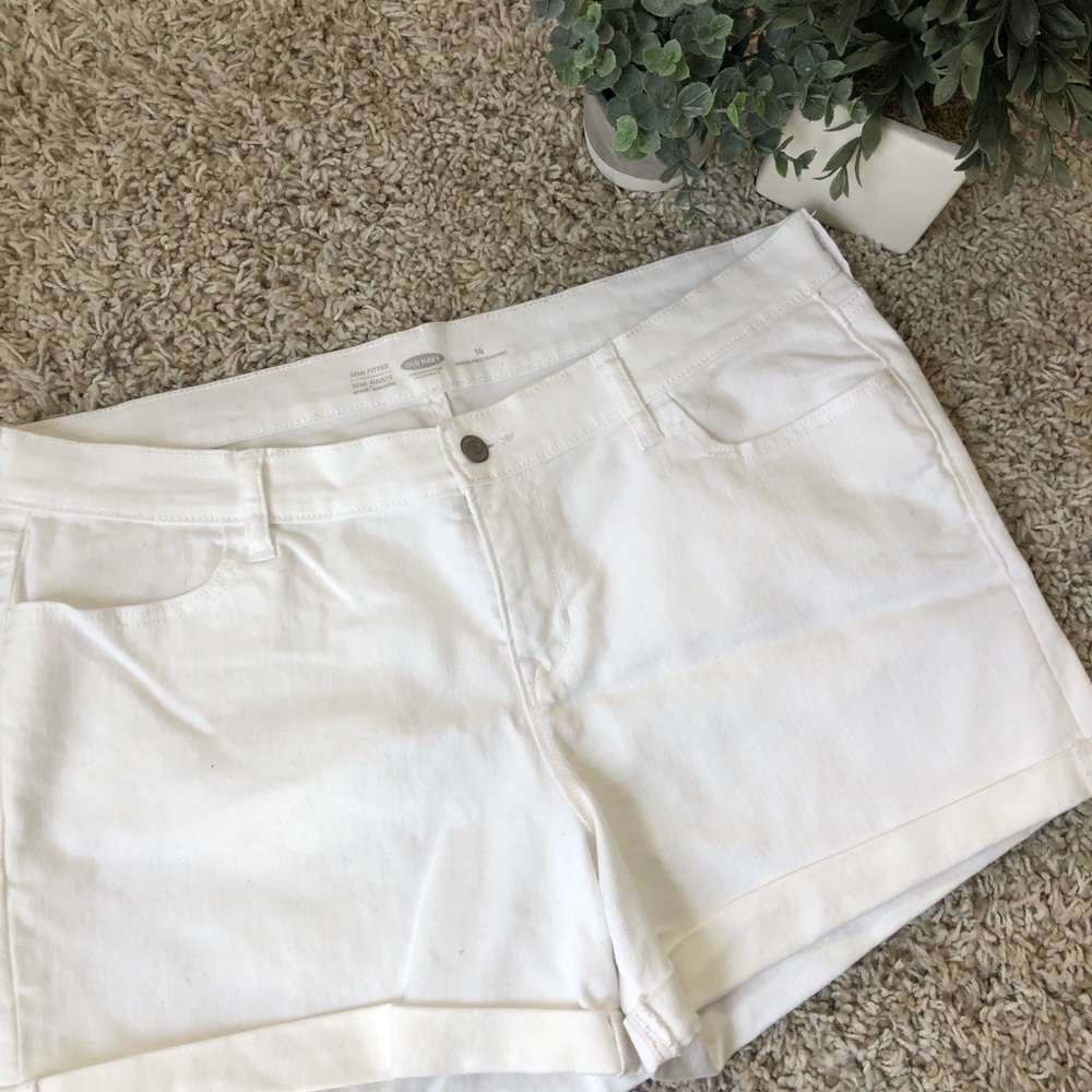 OLD NAVY Semi-Fitted Stretch Shorts. Size 14.